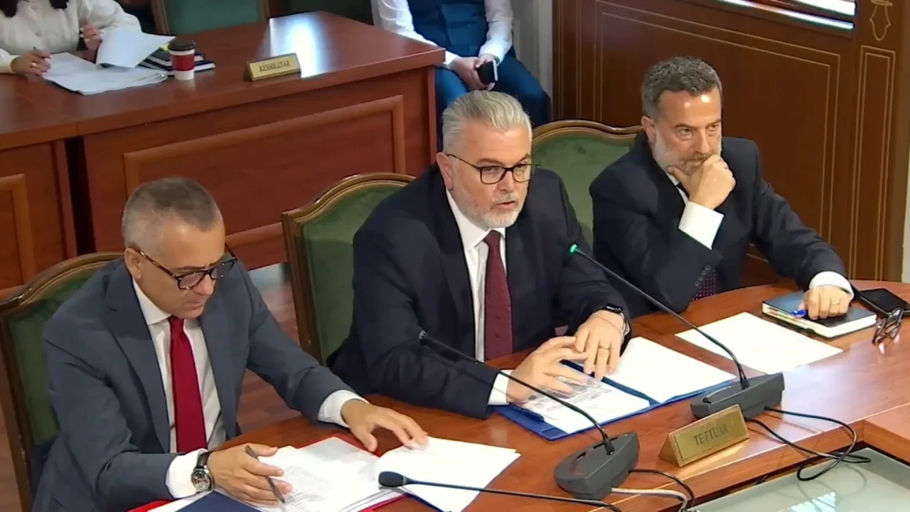 “380 të dënuar përfitojnë lirim të menjëhershëm”/ Toni Gogu prezanton projektligjin për amnistinë: 900 persona ulje dënimi