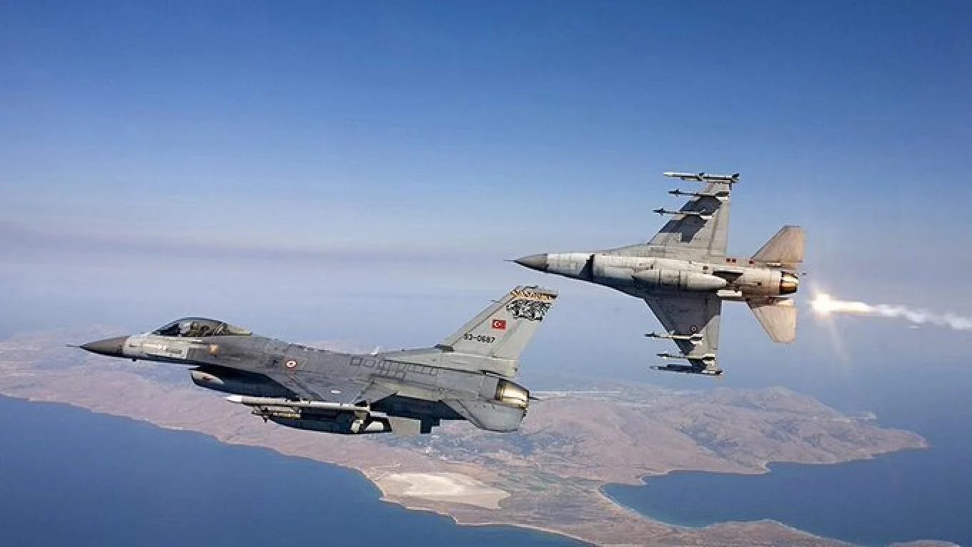 Tension në Egje/ Turqia shkel 9 herë hapësirën ajrore greke, përplasje e izoluar mes avionëve
