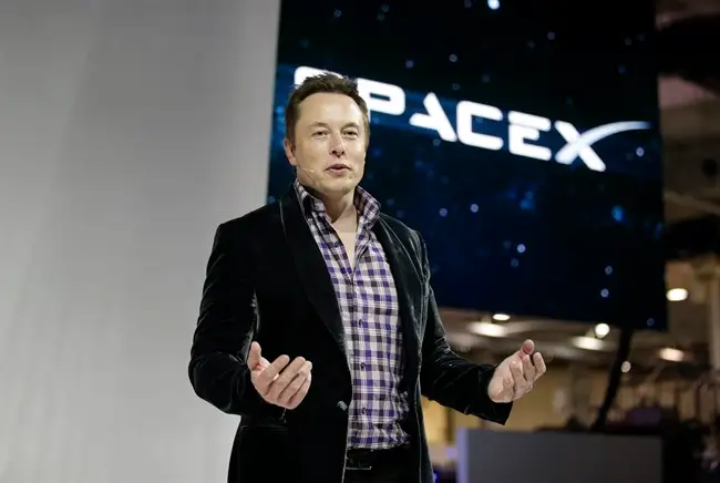 Elon Musk drejt historisë, a do të jetë trilioneri i parë në botë?