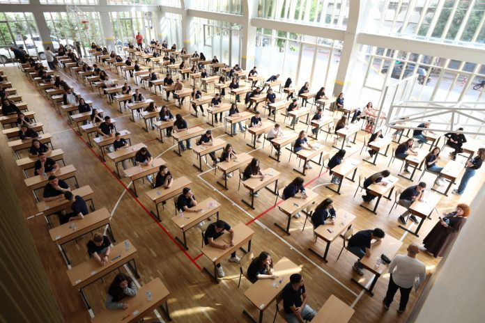26 600 maturantë japin sot provimin e fundit