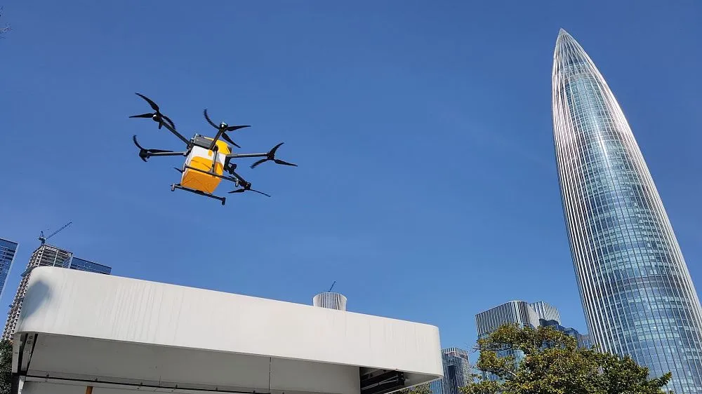 Kina teston shpërndarjen e pakove dhe ushqimeve nga qielli me dronë autonomë…