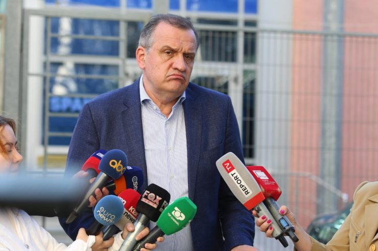 “Drejtësia, trilemë”, Beqaj: Mbetet që edhe avokati të qëndrojë me mua në kafazin me xham