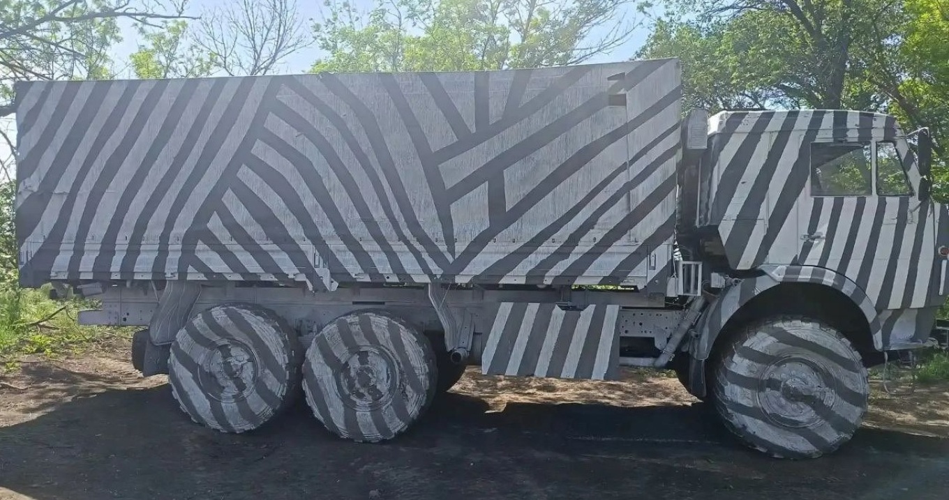 Rusia kamuflon mjetet ushtarake me vija si zebra për të ngatërruar dronët ukrainas