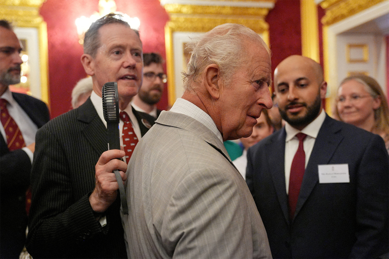 FOTO/ Vapa ekstreme në Britani, Mbreti Charles freskohet me ventilator gjatë një eventi në St James’s Palace