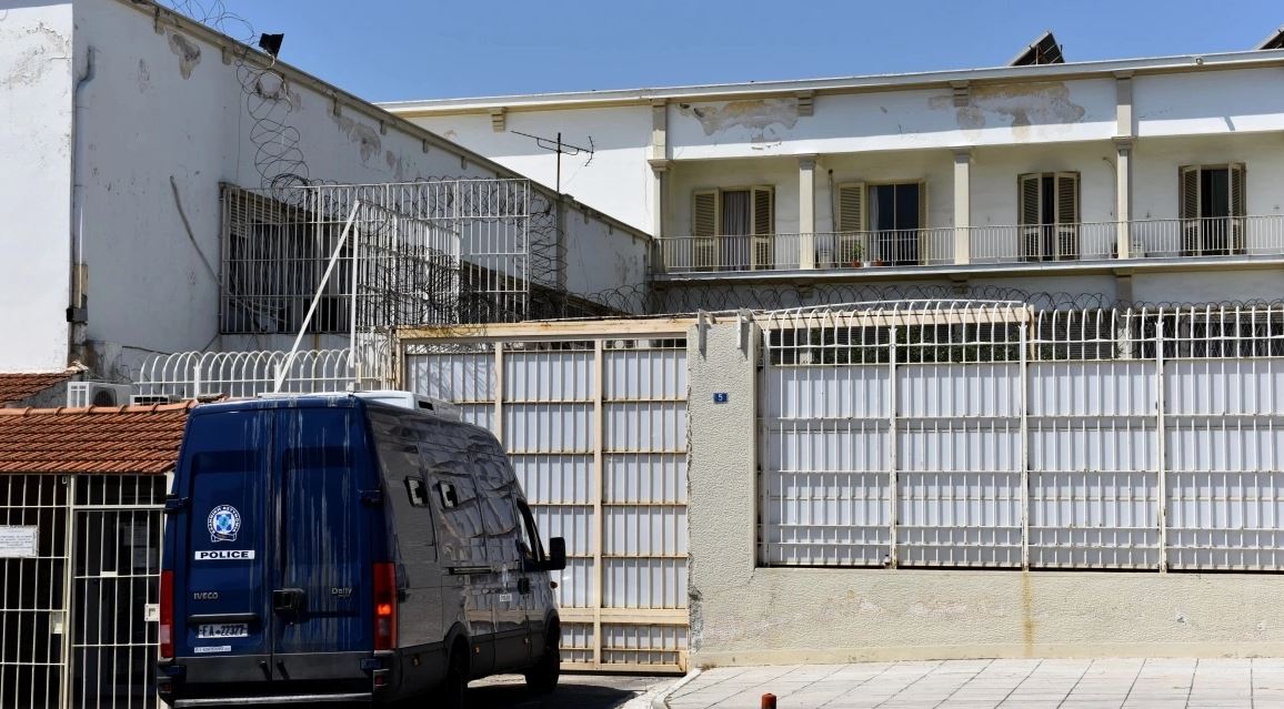 E pazakontë në Greqi, 48-vjeçari shqiptar arratiset në mënyrë spektakolare nga burgu famëkeq i Koridhalosit!