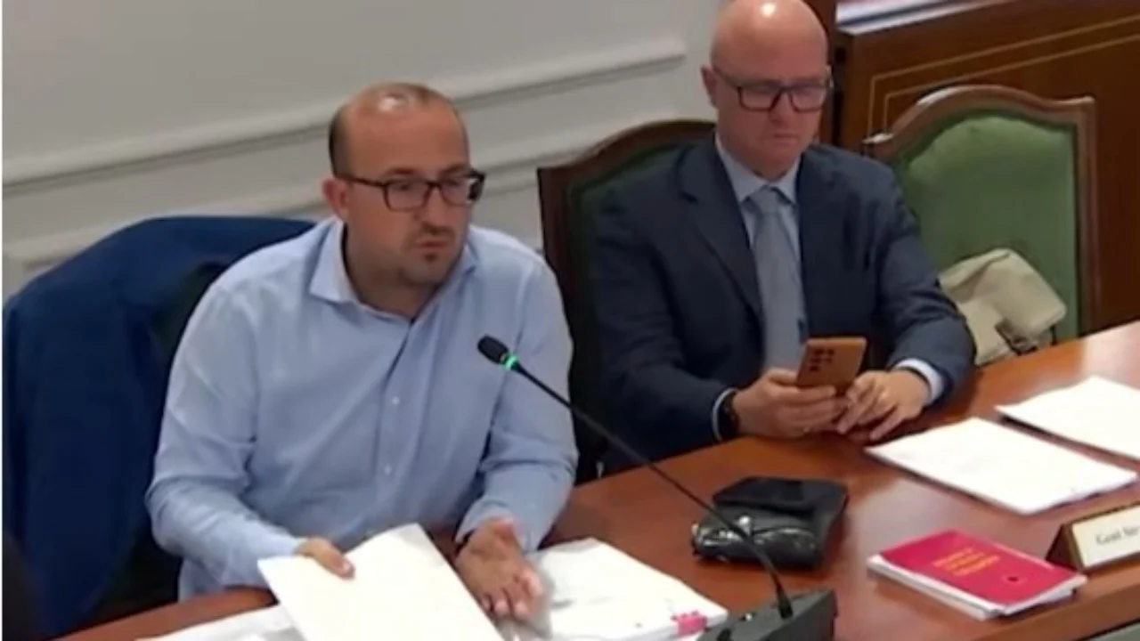 Batuta mes deputetëve te “Ligjet”. Zegjine Çaushi: Ti mezi fitove. Korreshi: Po ti që s’fitove hiç, po të lanë të hysh në Kuvend