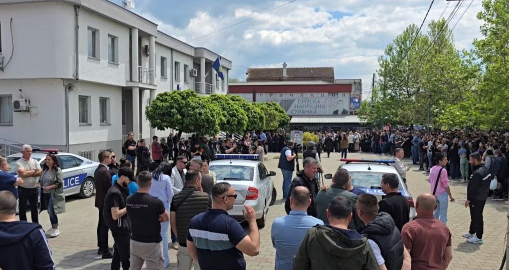 U arrestuan për blerje votash, Gjykata liron nga paraburgimi drejtorët e institucioneve serbe në Kosovë!