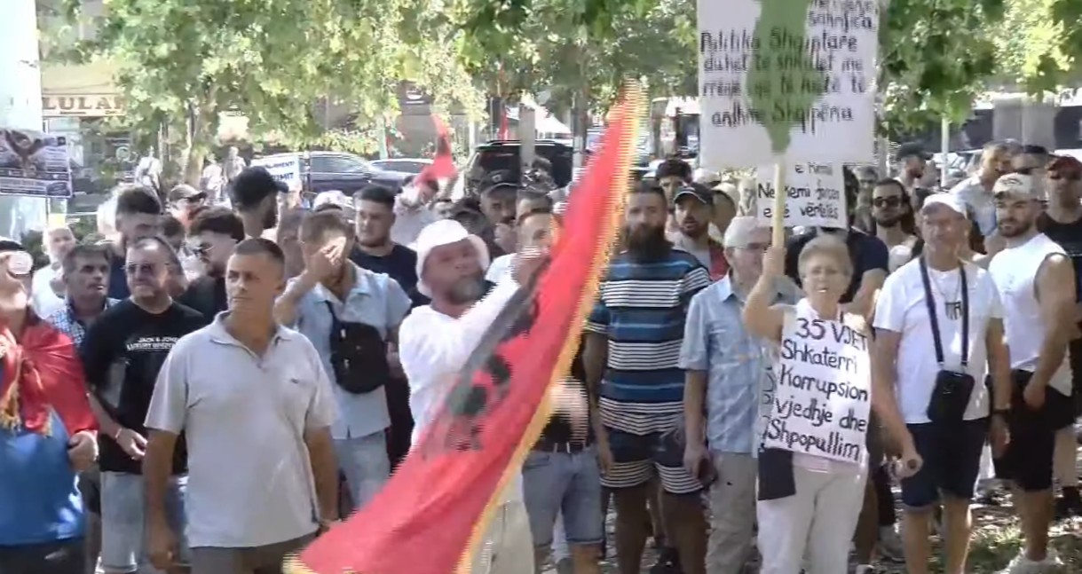 Deputetët në seancë plenare, qytetarët protestojnë para godinës së Kuvendit