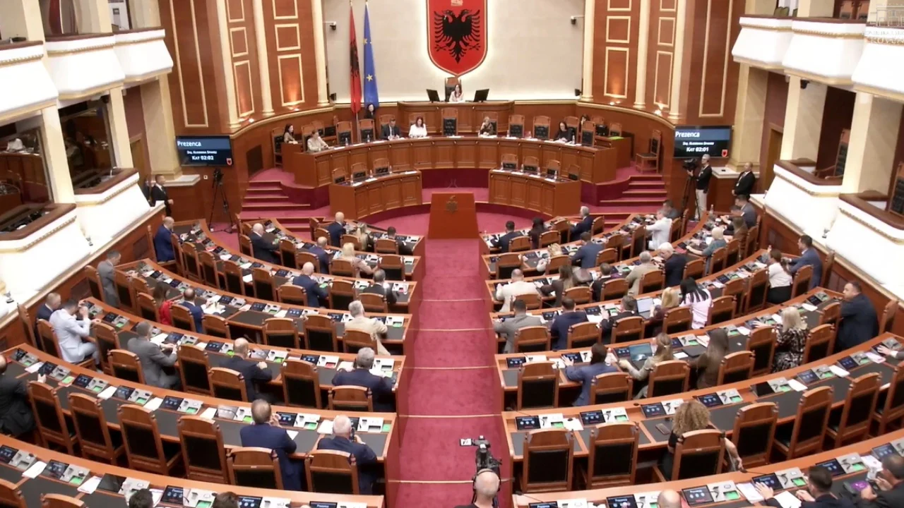 Kuvendi mblidhet sot në seancë plenare, në rend dite amnistia dhe ndryshimet në Kodin Rrugor