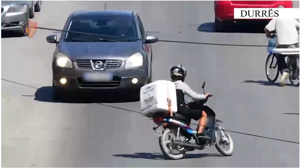 VIDEO/ Policia ashpërson kontrollet në Durrës, 10 të arrestuar për parkimet dyshe, mbi 1800 gjoba në një javë