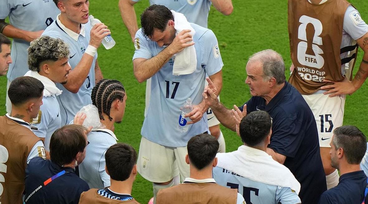 Lojtarët e Uruguait përplasen me trajnerin e tyre para duelit vendimtar me Spanjën