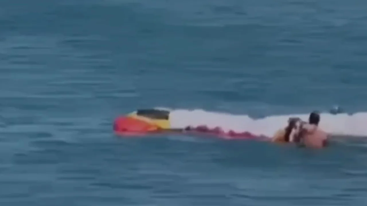 Panik në Vlorë… Parashutisti bie në det, shpëtohet nga dy pushues