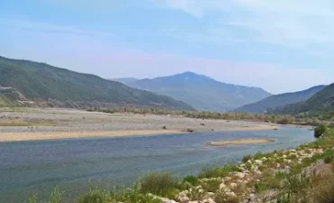 Gjendet i mbytur një person në lumin Mat, dyshohet të jetë ish-oficeri i Gardës