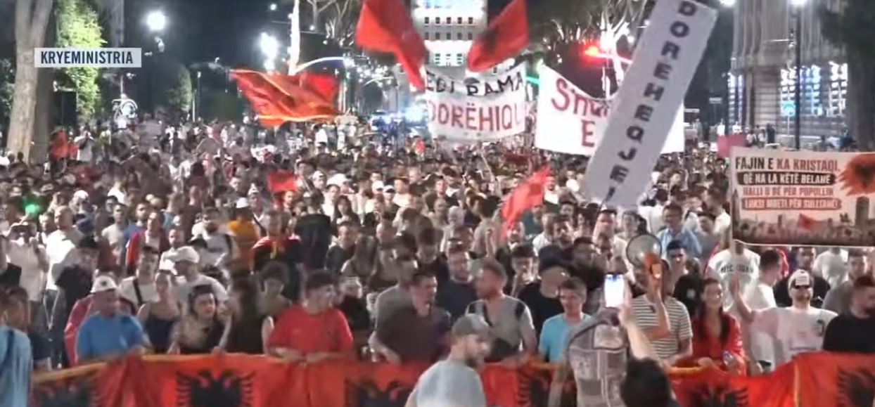 Protesta e 29-të kundër qeverisë, qytetarët nisin marshimin masiv: Rama në burg, Berisha në burg