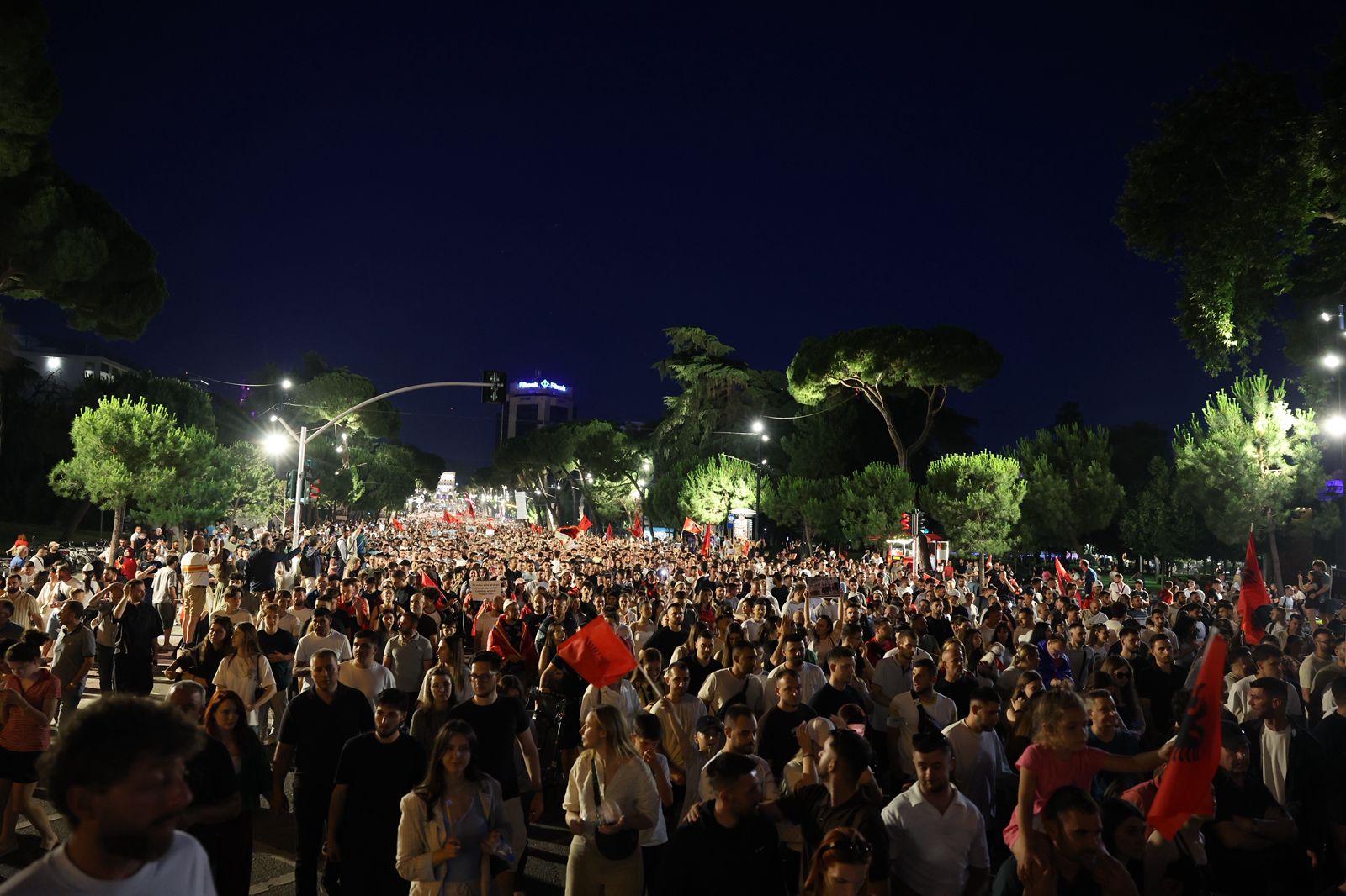 “Administrata bashkohuni me popullin” – Thirrje për pjesëmarrje masive në protestën e ditës së 13: Të jemi sa më shumë kundër antimitingut të Ramës!