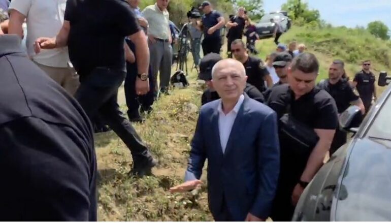 Ceremonia mortore e babait të Ilir Metës, edhe Kryemadhi merr pjesë në varrim