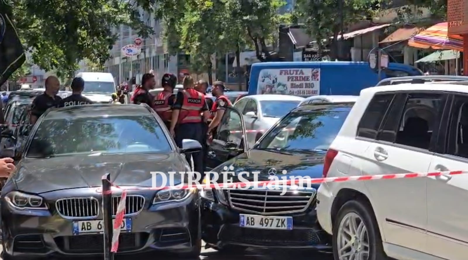 Skenë si në filma në Durrës/ Po ndiqej nga policia, i kërkuari shkakton aksident të shumëfishtë dhe zhduket (VIDEO)