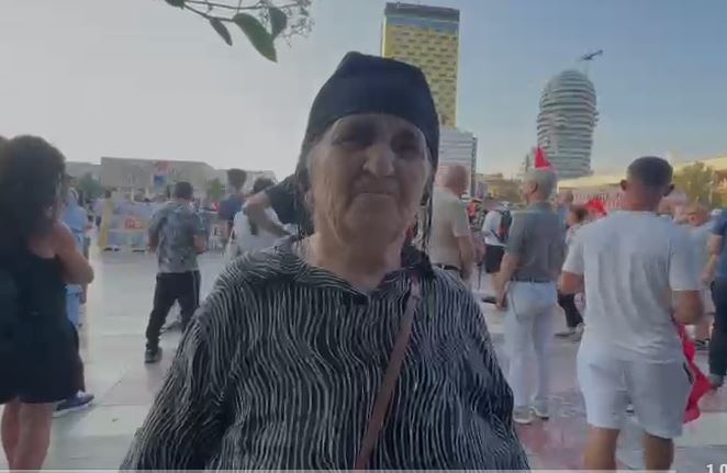 U kthye në simbolin e rezistencës së ‘5 Majit’, nënë Liza sfidon Ramën: Kush janë delet, burri del para popullit nuk fshihet!