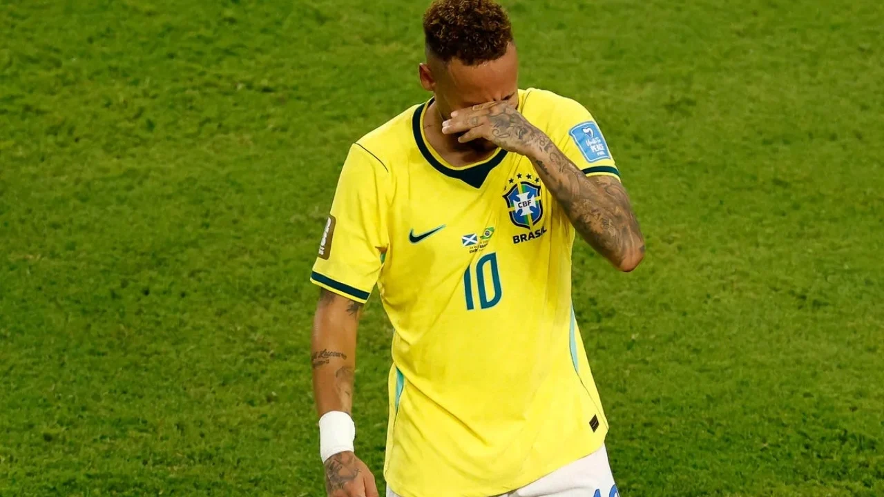 I gjithë stadiumi në këmbë! Momenti kur Neymar rikthehet në fushë me Brazilin, nuk i mban dot lotët (VIDEO)