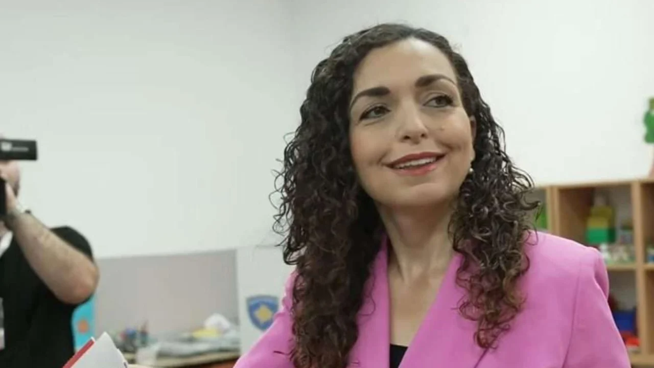 Ish-presidentja Vjosa Osmani i drejtohet kutive të votimit, thirrje qytetarëve të Kosovës: Ta shfrytëzojnë të drejtën e tyre demokratike