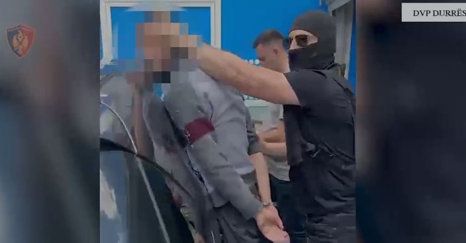 Arrestohen 3 persona në Durrës me armë, 2 prej tyre kapen me pistoletën që do shisnin (VIDEO)