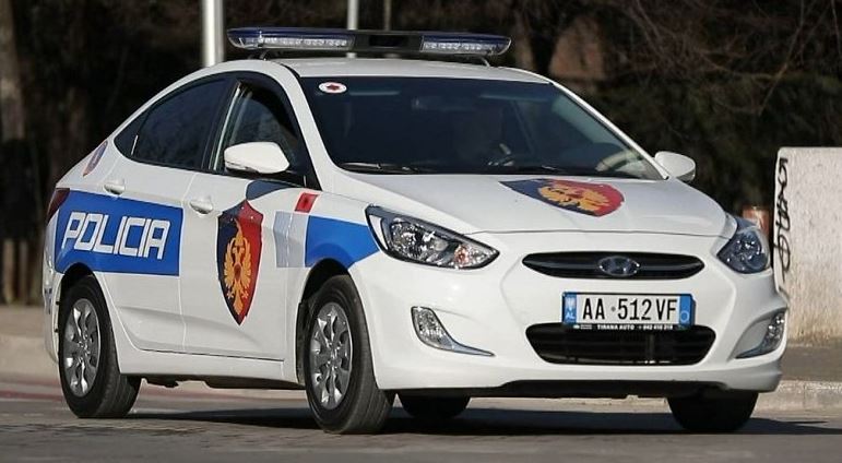 I vendosi thikën në fyt efektivit të Rrugores, policia njoftim zyrtar: 38-vjeçari tentoi t’i merrte edhe armën e shërbimit