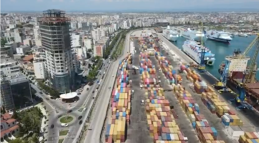 Radhë të gjata kamionësh në terminalin e kontejnerëve, reagon Autoriteti Portual Durrës (VIDEO)