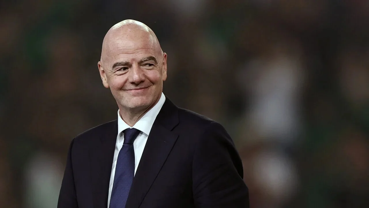Presidenti i FIFA-s avion privat për të parë ndeshjet