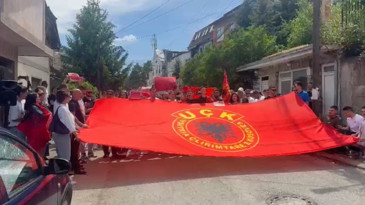 Të rinjtë në Prishtinë krah studentëve shqiptarë në RMV, protestë para ambasadës së Maqedonisë së Veriut për gjuhën shqipe
