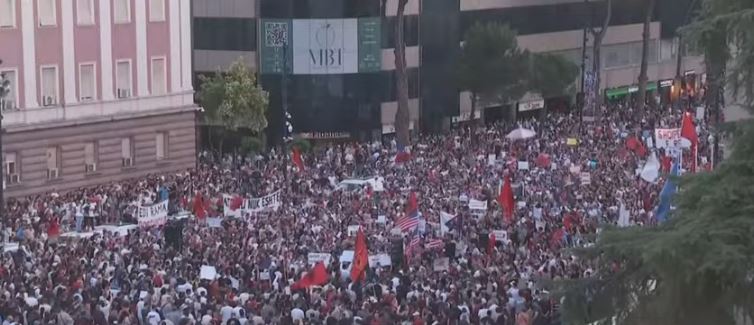 Sot mbahet protesta e 10-të, mijëra qytetarë në shesh për të kërkuar largimin e kryeministrit Rama! Pjesëmarrja rritet çdo ditë