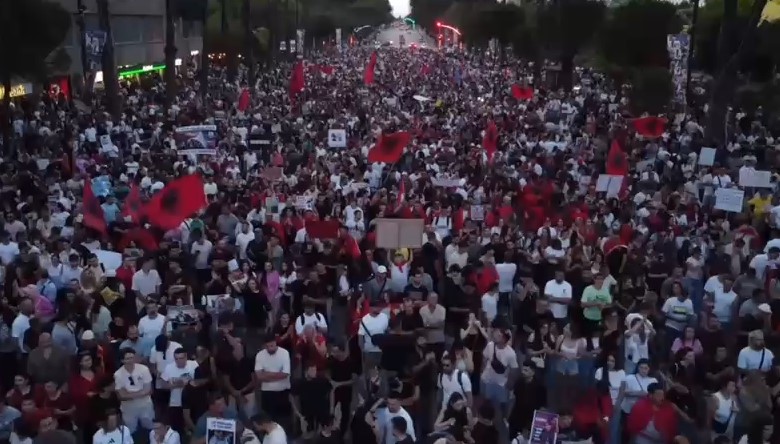 Sot protesta e 11-të/ Mijëra qytetarë në shesh kërkojnë dorëheqjen e Ramës: Atdheu i shqiptarëve