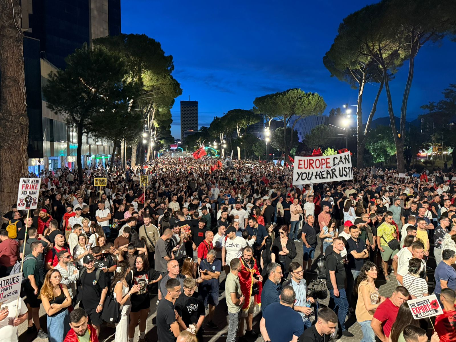 Sheshet dhe rrugët plot/ Sot protesta e 18-të, qytetarët kërkojnë dorëheqjen e Ramës! Grumbullimi do të nisë në orën 19:00