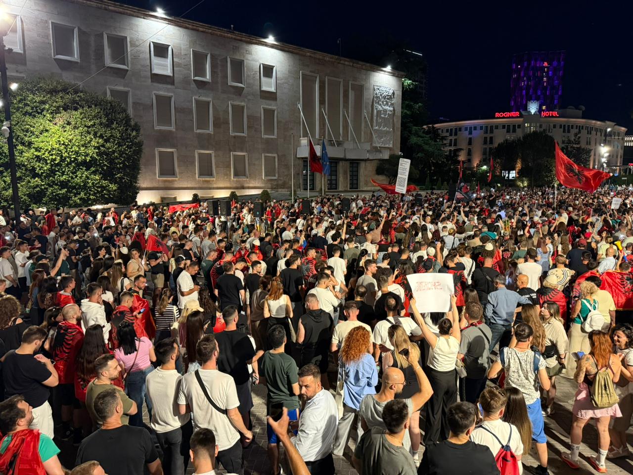 “Rama jep dorëheqjen, s’ka bisedime”- Sot protesta e 20-të e qytetarëve për largimin e qeverisë! Sheshet dhe rrugët plot