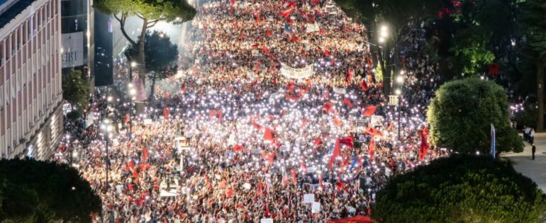 “Protestat, përmasa të pazakonta kundër Ramës, marrin pjesë mijëra qytetarë”, The Guardian: Demonstruesit, pa parti politike! Akuza “elitave” për korrupsion
