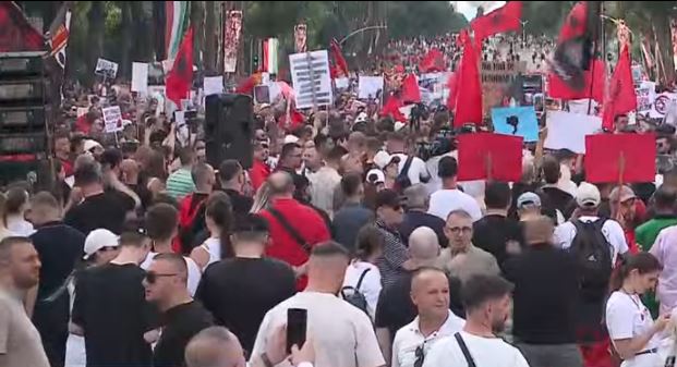 “Sot jemi më shumë”/ Protesta para Kryeministrisë, thirrje drejtësisë: Vetëm një kërkesë, Rama në burg, Berisha në burg!