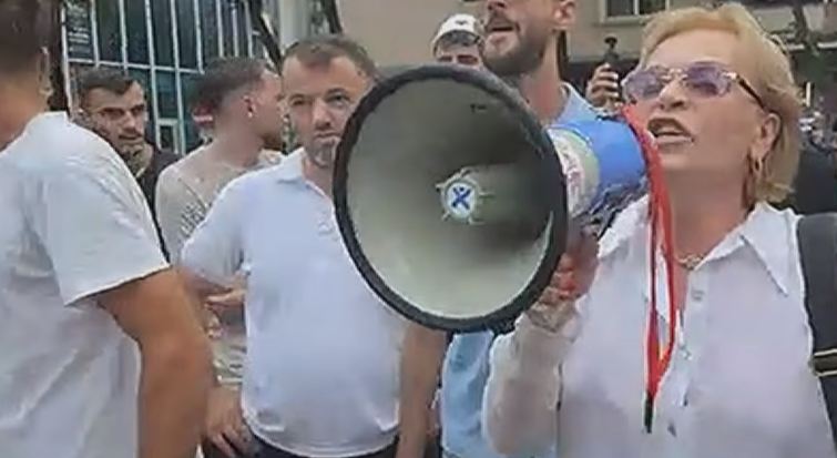 “I tërhoqën zvarrë”, protestuesit thirrje për lirimin e të shoqëruarve: Do të rrimë këtu, edhe nëse shkelin mbi trupat tanë!
