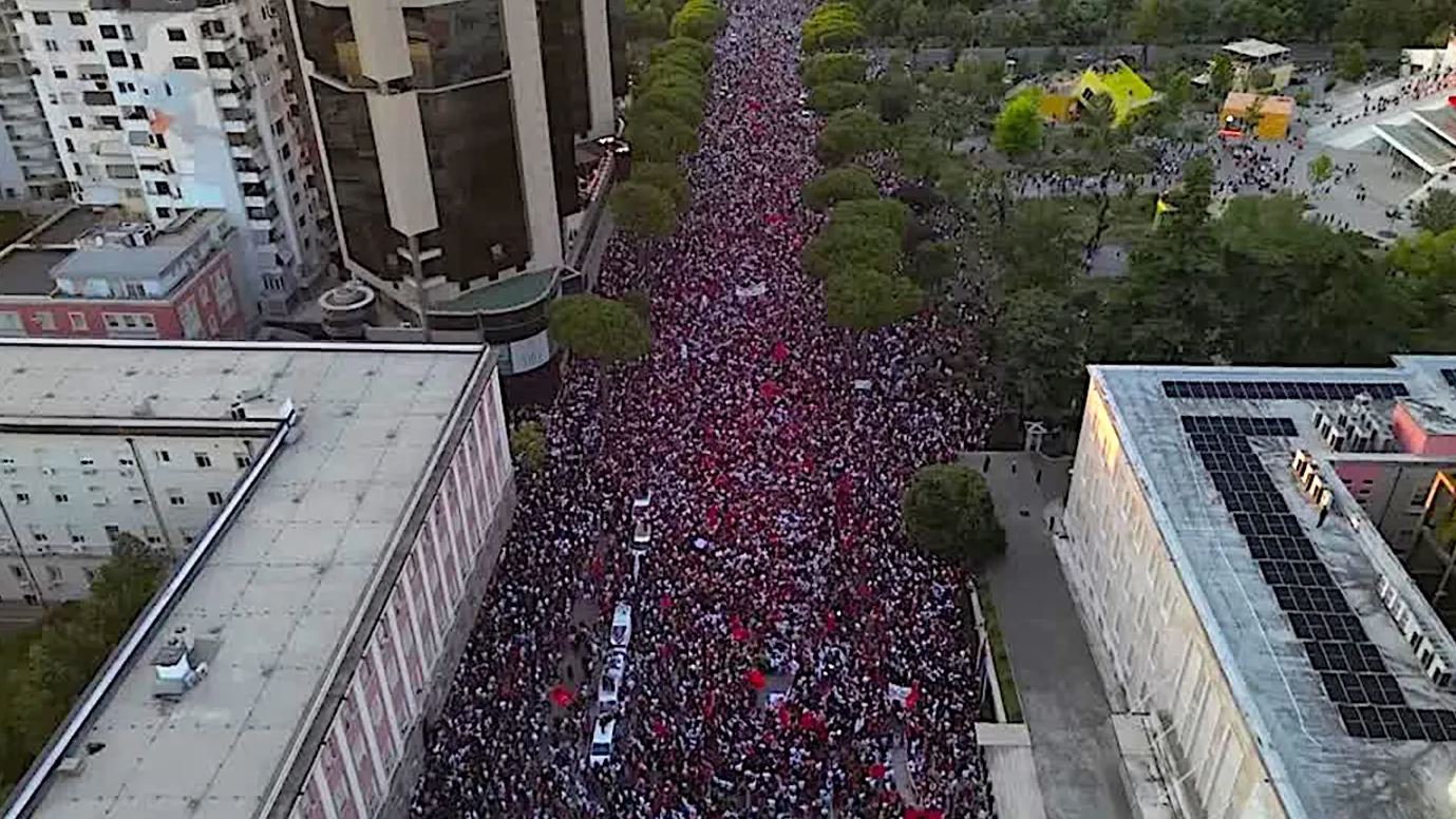 “Rritet presioni ndaj Ramës”/ Fox News: Protestuesit shqiptarë mbushin rrugët duke kërkuar dorëheqjen e kryeministrit mes akuzave për korrupsion