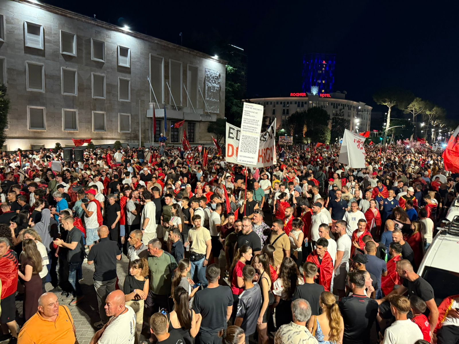 Sot dita e 23-të e protestës, rrugët e sheshet plot për largimin e Ramës! Qytetarët të vendosur, kalojnë natën para Kryeministrisë