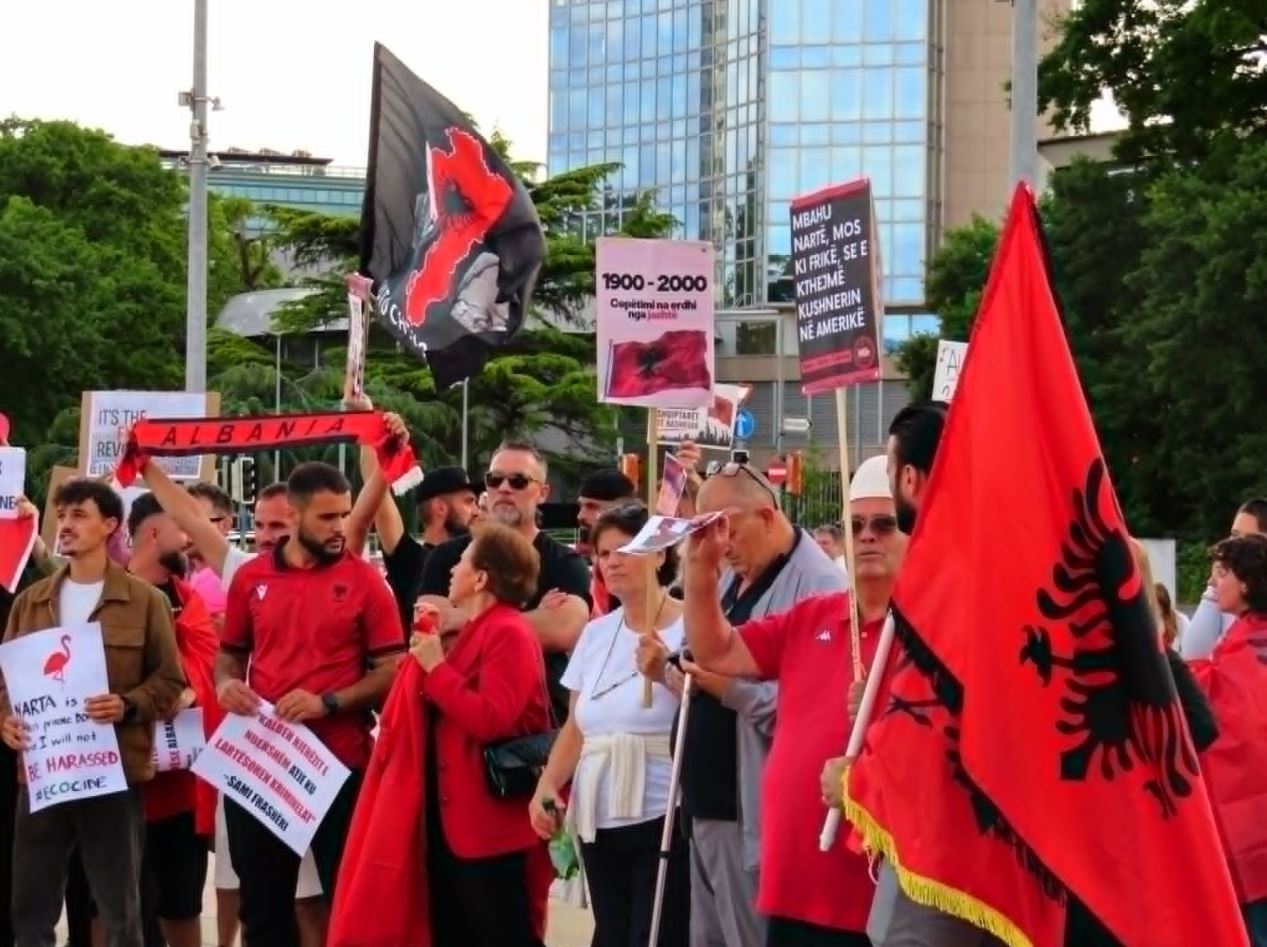 Protestë edhe në Zvicër, shqiptarët e Gjenevës kërkojnë largimin e qeverisë Rama