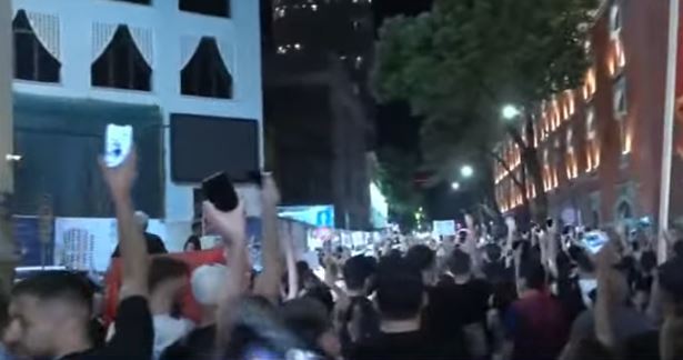 Protestuesit vijojnë marshimin paqësor në rrugët e Tiranës: Bashkohuni me ne!