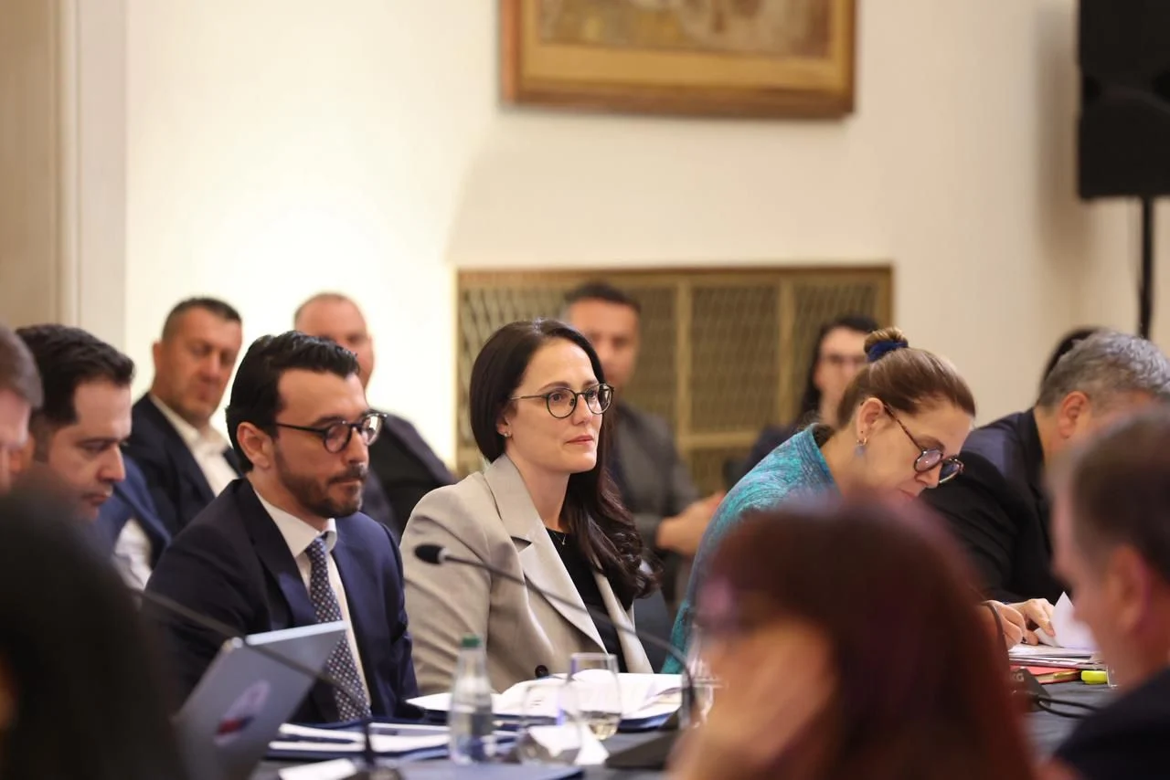 Miratohet VKM-ja për kreditë e buta për punonjësit e administratës, ministrja Ibrahimaj: 300 kuota të lira, me normë interesi zero