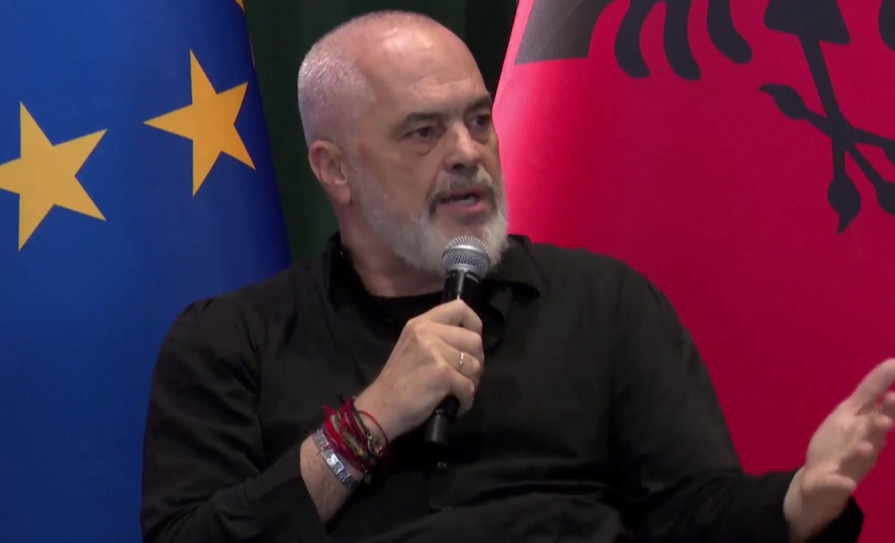 Rama acarohet nga pyetja e gazetares së huaj: Keni ardhur me kokën e mbushur plot me gënjeshtra, iu kanë bllokuar trurin!