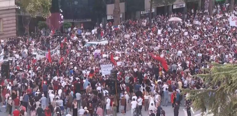 Protestuesit “ngrenë në këmbë” bulevardin me thirrjet: Opozita jemi ne!