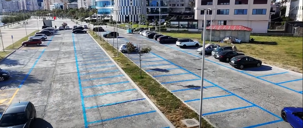 Në 3 rrugë të tjera të Durrësit po vendoset sinjalistika për parkimet me pagesë (VIDEO)