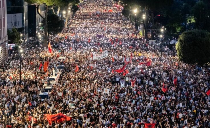 “Rama jep dorëheqjen”/ Protesta masive në Tiranë rrëmben vëmendjen ndërkombëtare! “The Guardian” përzgjedh bulevardin e tejmbushur si “Foto e Ditës”