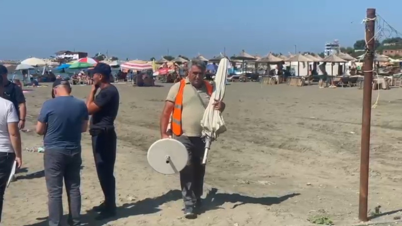 Aksion kundër abuzimeve në bregdetin e Shëngjinit, sekuestrohen dhjetëra shezllone pa leje