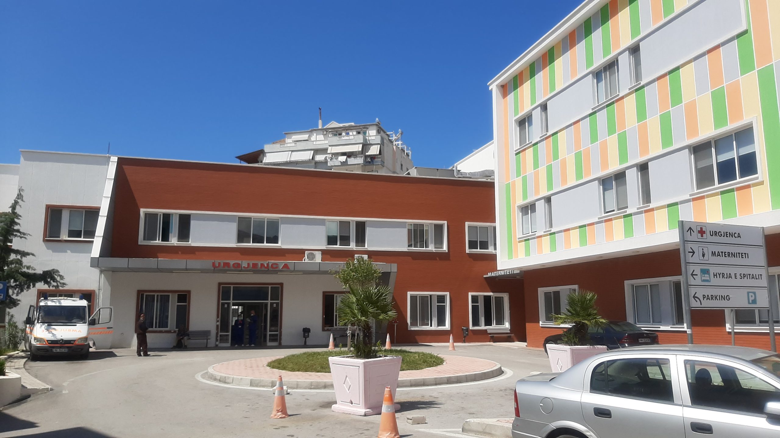 EMRI/ Plagoset me thikë një person në Sarandë, ndodhet në gjendje të rëndë! Po dërgohet drejt spitalit të Traumës
