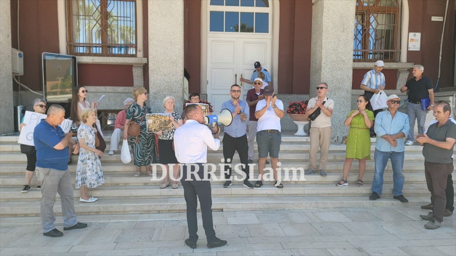 “Sako jep dorëheqjen”, durrsakët protestojnë sërish kundër projektit TID: Nuk do të ndalemi derisa të tërhiqeni (VIDEO)