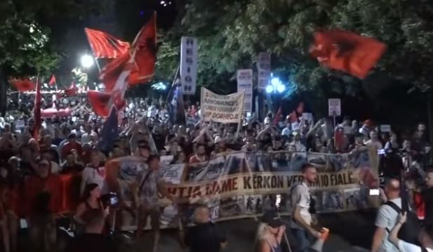 Nis marshimi masiv i protestuesve në rrugët e Tiranës! Thirrja e prerë e qytetarëve: Rama jep dorëheqjen!