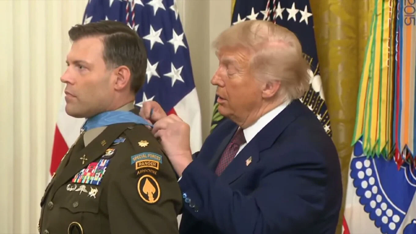 Moment i sikletshëm në Shtëpinë e Bardhë/ Trump nuk arrin t’i vendosë medaljen veteranit, detyrohet ta lidhë me nyjë para kamerave